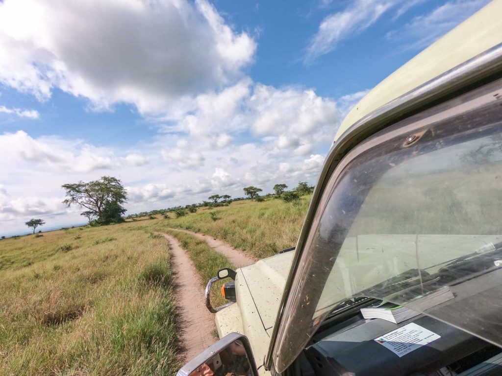Uganda Straße durch Nationalpark