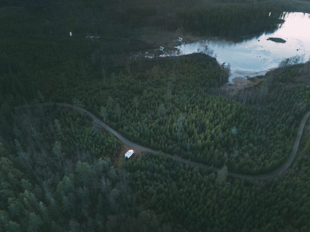 Expeditionsmobil Drohnenaufnahme im Wald